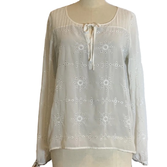 GUESS cream & beige tie front lined eyelet blouse, w/ tie at wrist. M - Picture 3 of 8